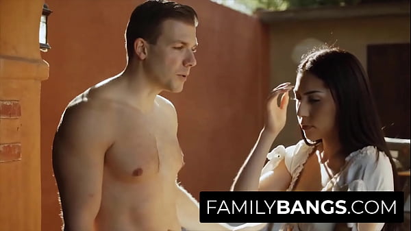 FamilyBangs.com ⭐ Ragazza bruna ha iniziato ad avere una cotta per il suo fratellastro in forma, Judy Jolie, Codey Steele