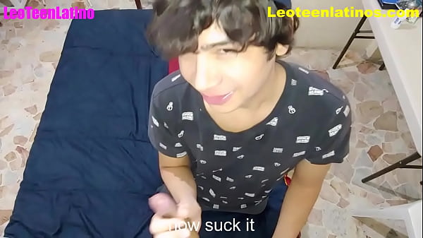 Un ragazzo etero arrapato chiede al suo coinquilino gay di scopare e tradisce la sua ragazza (PARTE 1)