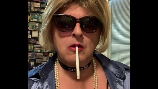 CD Nikki sexy rauchend im blauen Hemd