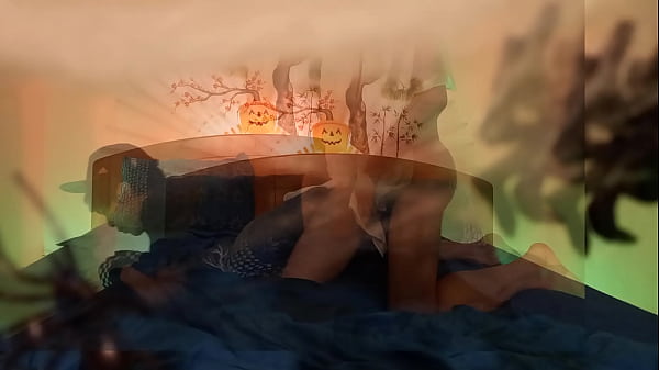 万圣节与乔恩·阿尔廷 (Jon Arteen) 鬼男孩乱搞无鞍情绪女男直到高潮呻吟