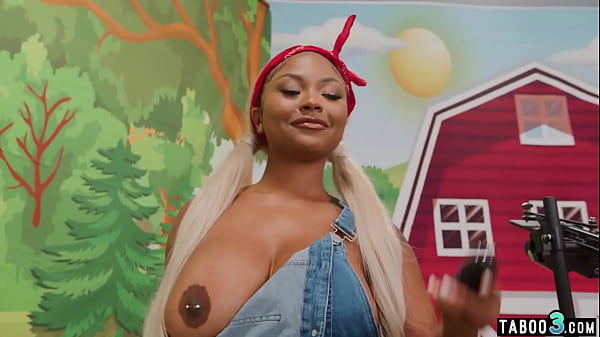 Das vollbusige Ebenholzbauernmädchen Eva Maxim melkt und fickt zwei Transenschwänze