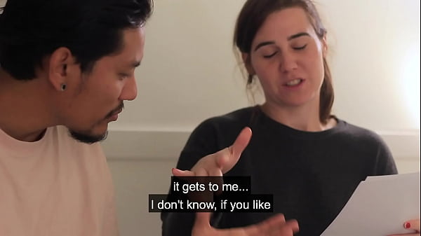 Mitbewohner albern herum, nachdem sie ein Drehbuch geprobt haben.