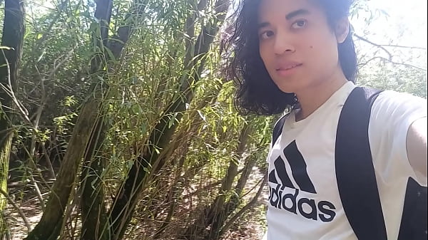 乔恩·阿丁 (Jon Arteen) 展示他的鸡鸡，在户外撒尿，将白色运动鞋放入泥中