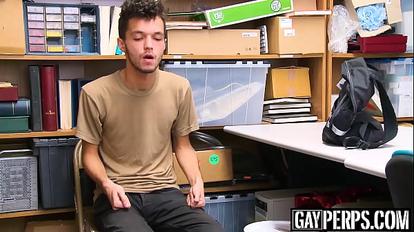 Jeune criminel frappé analement par un officier avec une grosse bite