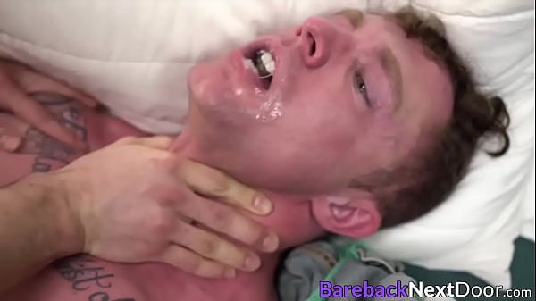 修剪过的种马坐在粗大的鸡巴上，疯狂地骑着它