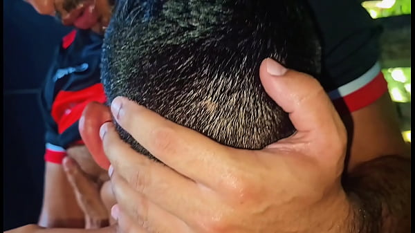 Gustoso ragazzo brasiliano &eacute_ scopato dagli amici dopo la partita di calcio - COMPLETO Sheer.