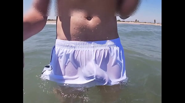 Strandmenschen flippen aus, wenn ich in Shorts und Tangas im Meer nass werde