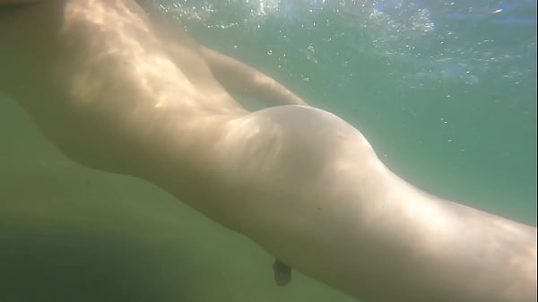 Je jouis juste pour le plaisir de me sentir libre, nue sur une plage publique