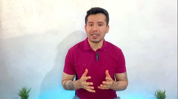 ¡Un piloto musculoso y talentoso y un joven azafato le dan a un pasajero maduro a pelo un dos romanos!