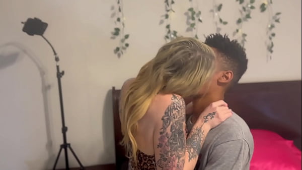 La padrona Kora Bell succhia e scopa la sua prima BBC