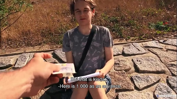 Twink Albert pinta el retrato de un chico y le muestra su enorme polla por dinero en efectivo debajo de un puente - BigStr