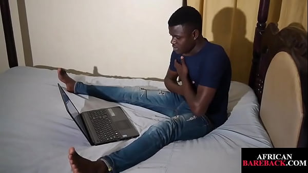 Jovencito nubio amateur se acaricia el eje en una actuación en solitario