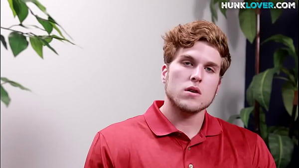 Una novellina robusta e liscia si masturba sul letto fino a quando non viene sborrata