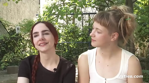 Sehen Sie sich ein wunderschönes lesbisches Teenie-Video an