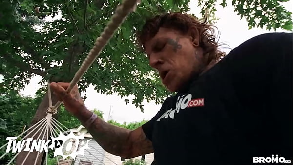 Ragazzo alto con un cazzo enorme Bo Sinn desidera ardentemente un culo da scopare, fortunatamente Charly Willinsky è disposto ad aiutare - Twink Pop