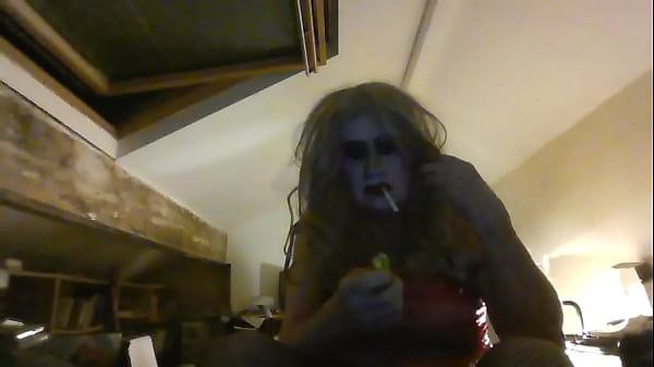 Slapper vieillissante, Sarah Millward, s'humiliant à nouveau