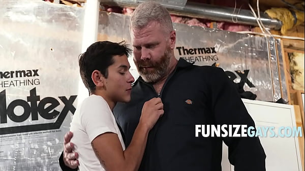 Un ragazzo incontra un tuttofare nel seminterrato e diventa pratico