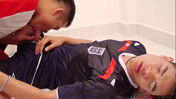 Stallone asiatico a pelo nudo pisciando gay dopo aver succhiato il cazzo