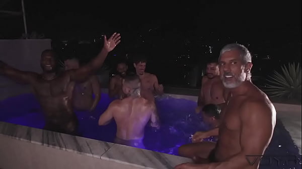 Grande Sim&otilde_es all'ORGIA VOYR di Suruba