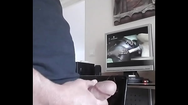 branlette devant une belle black sodomis&eacute_e gros pets &agrave_ la fin avec du sperm qui coule