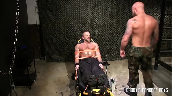 सैनिक ड्रेक दूसरे सैनिक डर्क से पूछताछ करता है