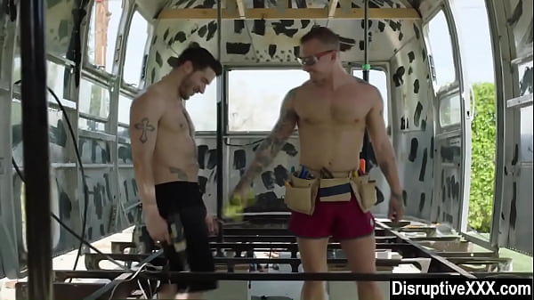 Ein schwuler Automechaniker fickt nach der Arbeit im Freien