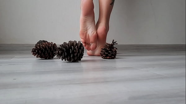 Piedi sexy Dominatrice Nika. Calpestare dossi a piedi nudi.