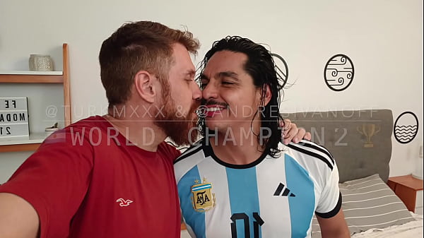 WELTMEISTER @TURKMXXX und @andresivanoff feiern, dass Argentinien Weltmeister ist. Blowjobs, Fußfetisch?, Küssen und Sperma im zweiten Teil