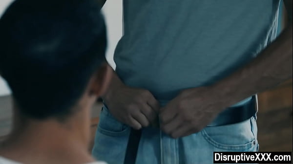 El inquilino no tiene más remedio que follarse al hijastro del propietario