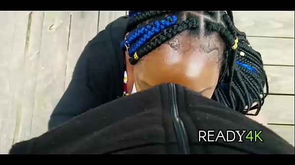 Bocchino in pubblico sul molo dei pescatori. Culo enorme che trema nel perizoma