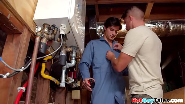 Garanhão reparador peludo gosta de sexo sem camisinha com garanhão bonito