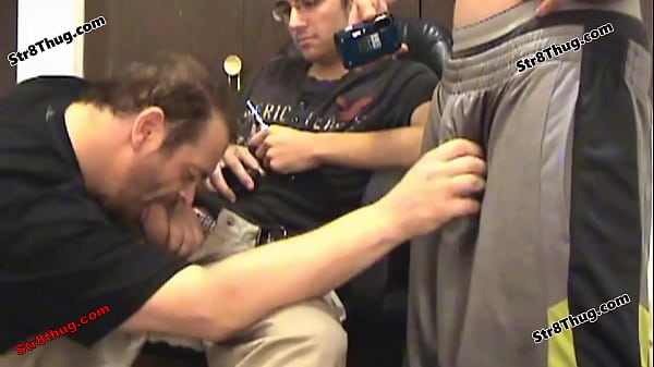 统治邪恶的家伙 Twisted Red 带着他的性感异性恋朋友 Sarge 过来用他的同性恋猪奴隶来娱乐，他有腹肌大鸡巴和满嘴坚果的同性恋