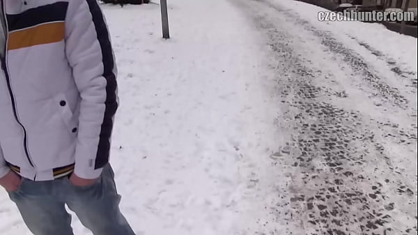 Ein paar Extra-Cash sind alles, was dieser Kerl braucht, um herauszufinden, dass es ihm lieber ist, schwul zu sein als heterosexuell zu sein - BigStr