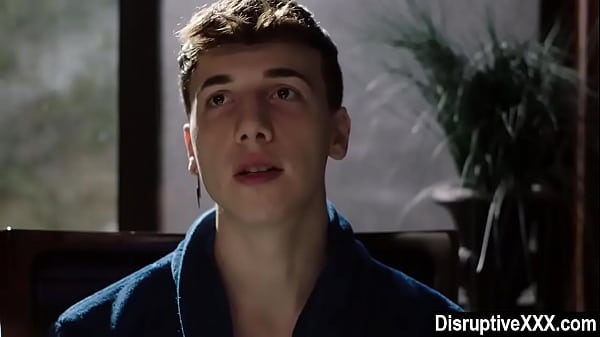 Heißer Schnuckel wird von einem gut aussehenden Holzfäller ohne Sattel gefickt