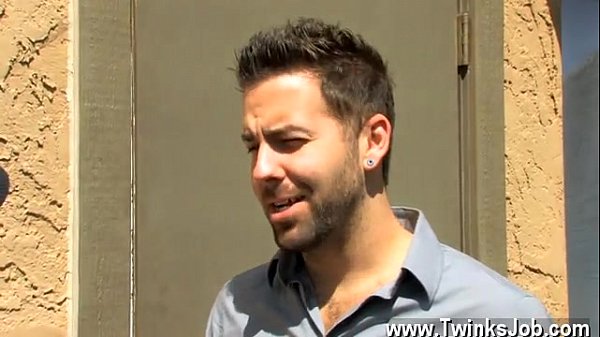 Schwule Jungs Nachdem der schlanke Mann seinen Schwanz tief in die Kehle gesteckt hat, fickt Preston