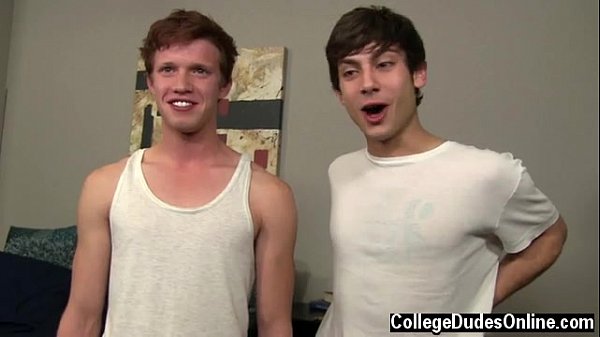 Nóng gay tình dục Zaden deep-throats trên Riler'_s núm vú khi anh ta đập anh ta