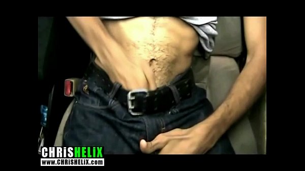 Schwuler schwarzer Junge mit tiefem Hals und 6er-Pack und riesigem Schwanz, bereit für jungfräuliches Arschlochspiel