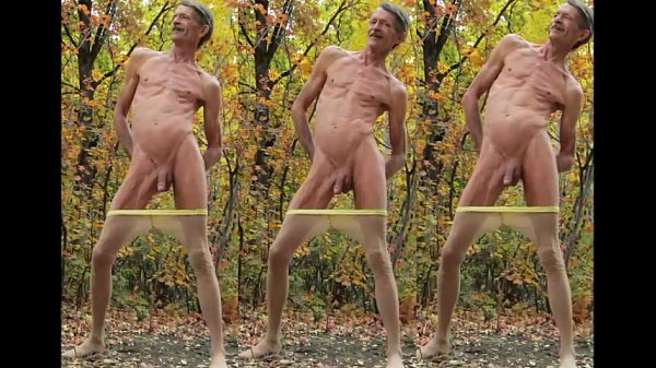 Culotte vers le bas et fisting dans le cul à l'extérieur