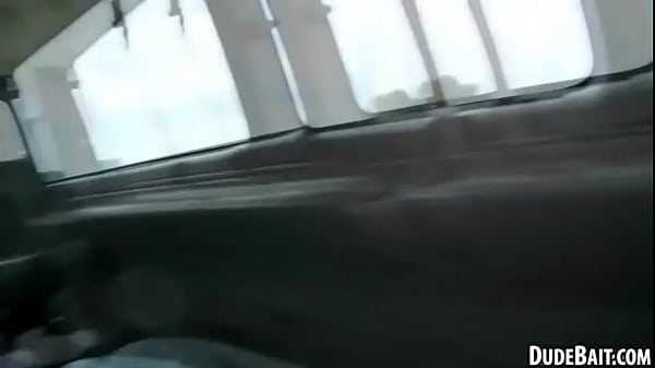 Um garanhão gostoso chupa esse garanhão desconhecido enquanto está com os olhos vendados