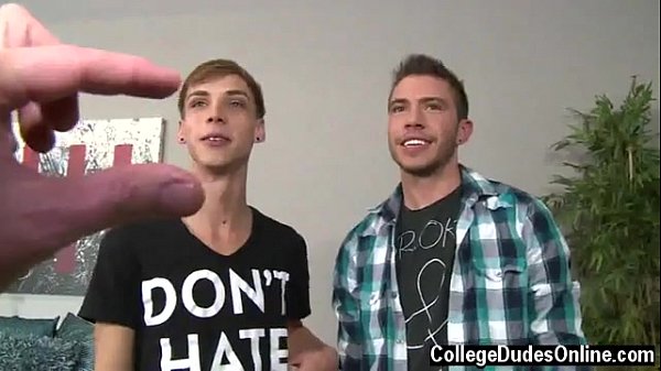 Hommes nus Ils s'allongent ensuite sur le côté, Jordan baise Sam du